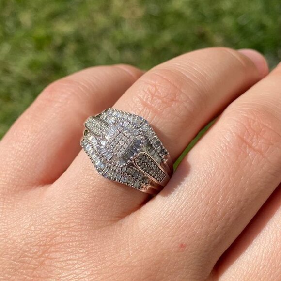 BEAUTIFUL 925 Sterling Silver and Genuine Diamond Cocktail Ring. - Picture 6 of 7